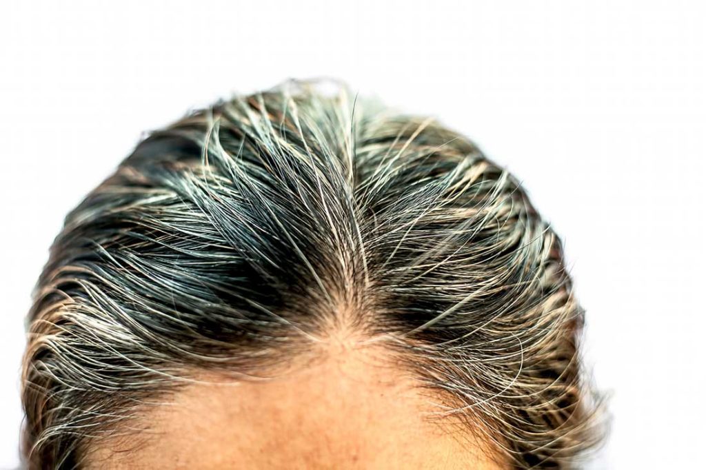 3 astuces pour camoufler vos cheveux blancs sans faire de coloration